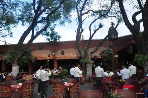 Mariachis na praça central de Tlaquepaque, bairro artístico de Guadalajara, no México